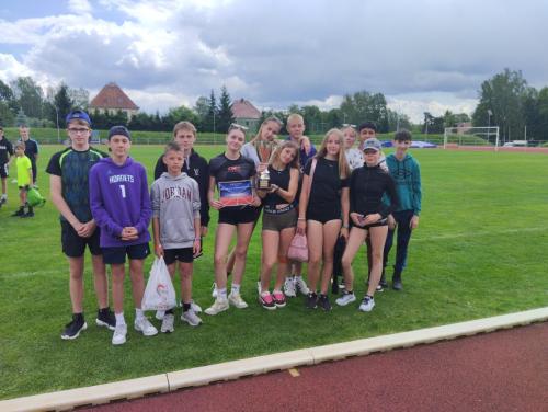 Naši atleti s pohárem pro celkové vítěze