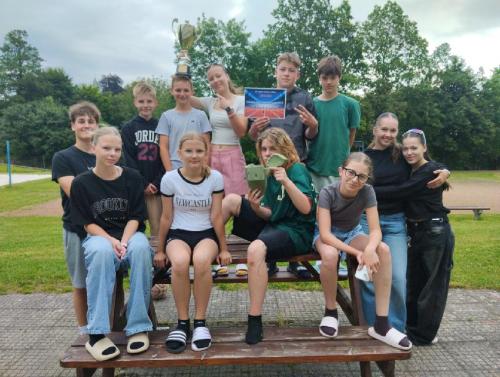 Úspěšní atleti s pohárem za celkové vítězství